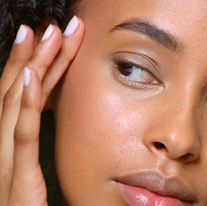Unter der Foundation oder dem Tinted Moisturizer verwenden, um der Haut einen strahlenden Glow zu verleihen. 