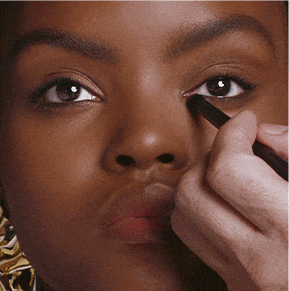 Definiere den unteren Wimpernkranz mit GO DEEP und schaffe mit DOUBLE TROUBLE noch mehr Tiefe.