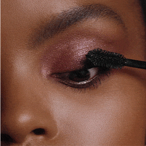 Schließe das Ganze mit einer großzügigen Schicht der Climax Mascara ab.