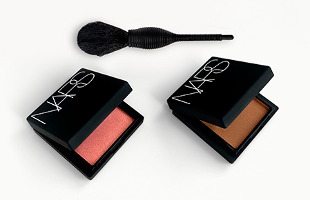 Sichere Dir ab 65 € Bestellwert einen kostenlosen Mini Afterglow Lip Balm und einen Mini Blush sowie ab 75 € zusätzlich eine limitierte Pouch.*