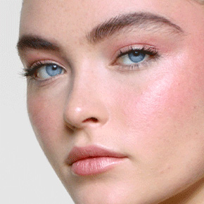 Unter Blush auftragen, um sofort mehr Strahlen und Intensität zu kreieren. 