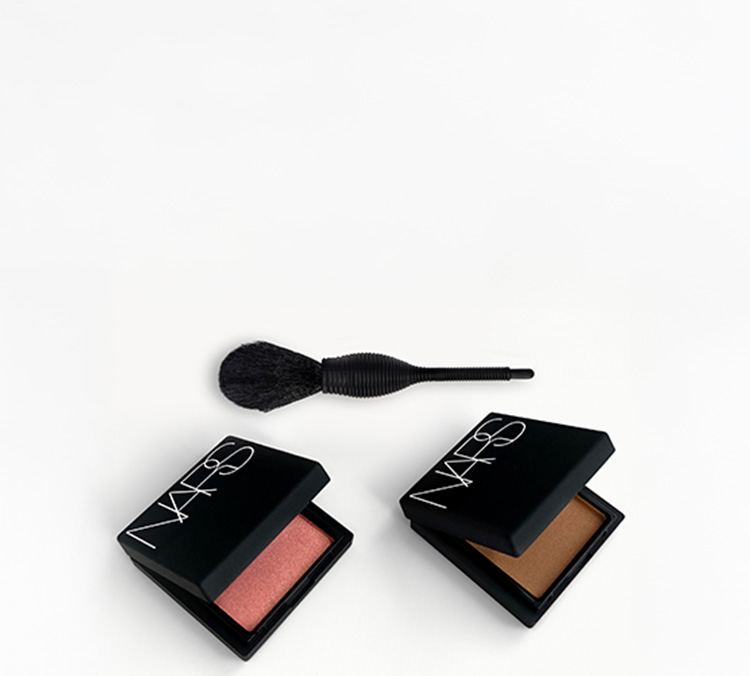 Sichere Dir ab 65 € Bestellwert einen kostenlosen Mini Afterglow Sensual Shine Lipstick und einen Mini Blush sowie ab 75 € zusätzlich eine limitierte Pouch.*