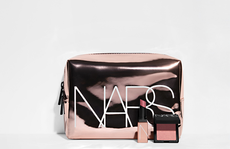 Sichere Dir ab 65 € Bestellwert einen kostenlosen Mini Afterglow Lip Balm und einen Mini Blush sowie ab 75 € zusätzlich eine limitierte Pouch.*