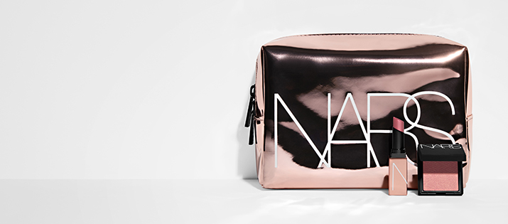 Sichere Dir ab 65 € Bestellwert einen kostenlosen Mini Afterglow Sensual Shine Lipstick und einen Mini Blush sowie ab 75 € zusätzlich eine limitierte Pouch.*